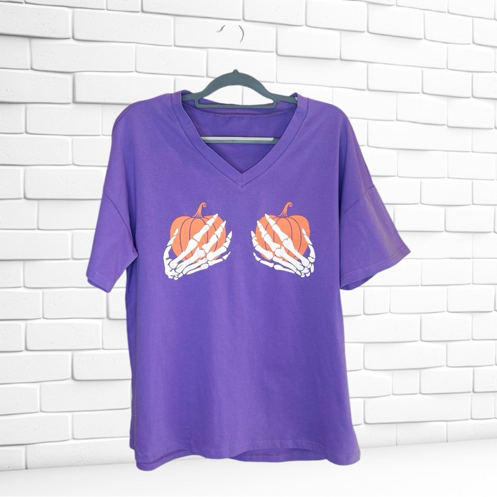 Halloween Tee Large V-neck Short sleeve Purple Pumpkins w/skeleton Hands NWOT